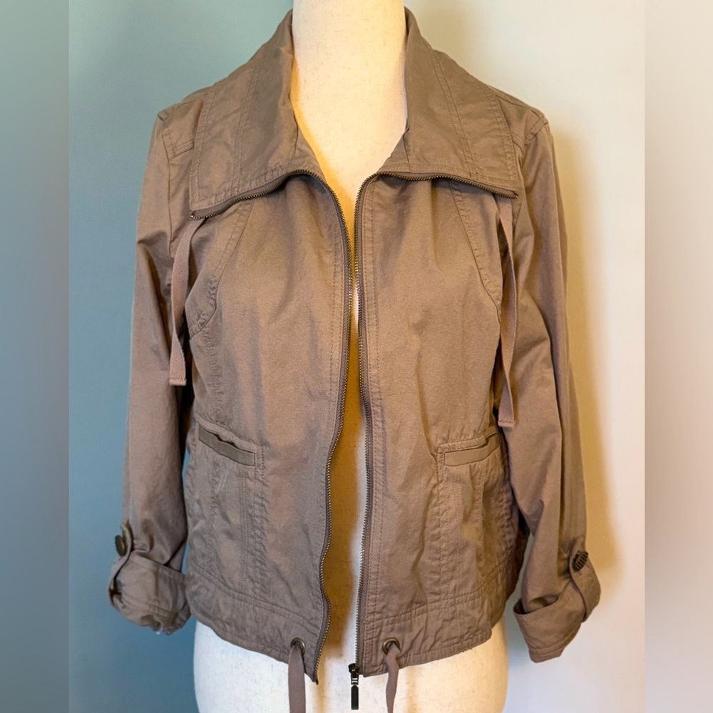 Light weight zipper up jacket. Taupe in color. Women’s size Petite Medium.